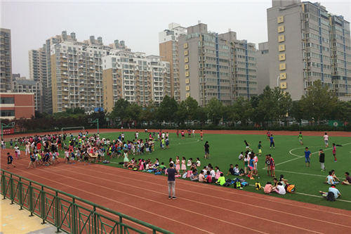 郑州聚源路小学开学首日 多名小学生呕吐、晕倒